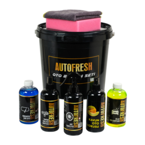 Autofresh 8 ürünlü oto yıkama ve temizlik seti, 10 litrelik kovasıyla araç içi ve dışı temizliği için ideal.